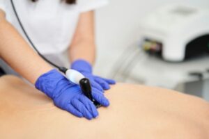 fisioterapia aplicando técnica de diatermia