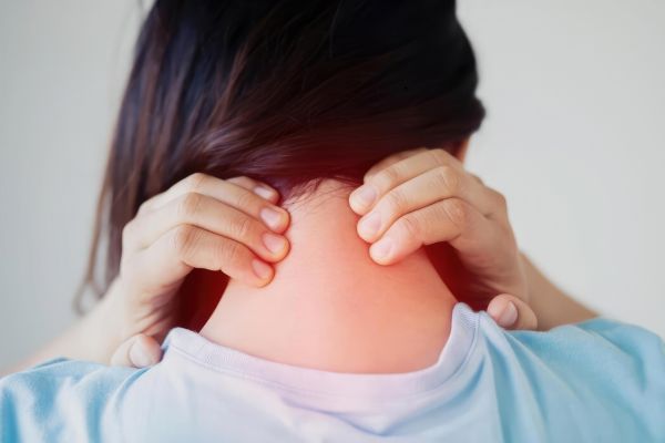 no-puedo-mover-el-cuello-chica-con-dolor