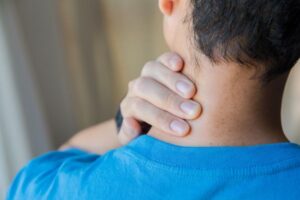 no-puedo-mover-el-cuello-persona-con-dolor-cuello
